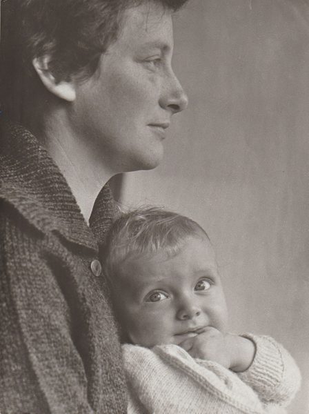 Noor van Crevel met jongste zoon in 1961, foto van Ruth van Crevel