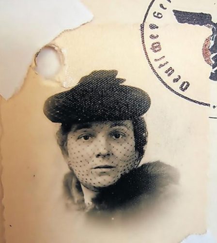 Pasfoto van Truus Wijsmuller Meijer, gebruikt voor een Duits laissez passer van 12 april 1940, collectie NIOD