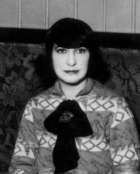 Mary Dorna, in een café, circa 1930, Spaarnestad Photo/ Nationaal Archief, publiek domein