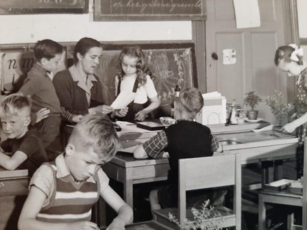 Sies Juffie Dik en haar leerlingen op de ASVO, jaren 50, bron familiearchief