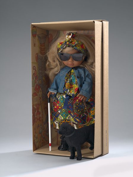 Slechtziend blind met geleidehond Quinty Black Unique doll uit poppenwinkel Colourful Goodies, Collectie Amsterdam Museum