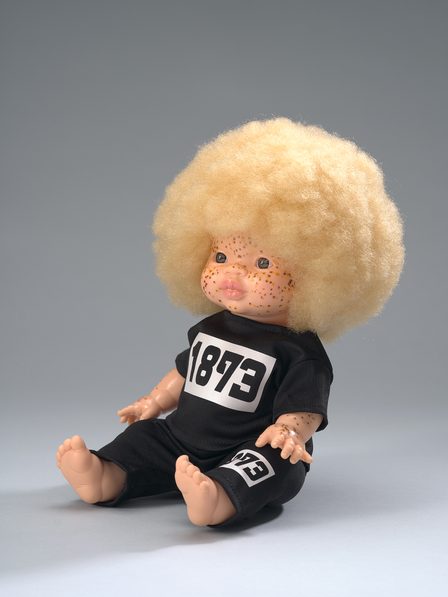 Sproeten albinisme Zavayo met shirt 1873 Black Unique doll uit poppenwinkel Colourful Goodies, Collectie Amsterdam Museum