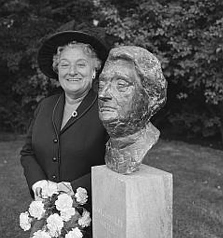 Truus Wijsmuller bij haar borstbeeld, 1965, fotograaf: Ron Kroon (ANEFO), collectie Nationaal Archief