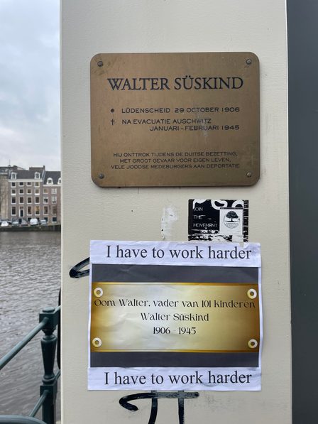 Plaquette onder tekstbord Walter Süsberg als onderdeel van de interventie. Foto: Bert van de Roemer