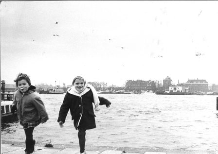 Tweeling Else en Barbara in 1959, foto Johan van der Keuken