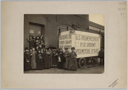Vrouwendag op zondag 8 maart 1914 Links Wibaut Berdenis van Berlekom, fotograaf Cornelis Gerardus Leenheer, Collectie IISG