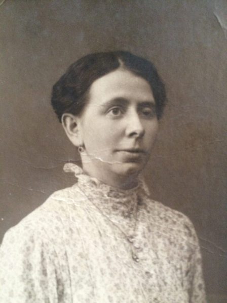 Anna Grimmon, ca 1917, ca 20 jaar. Fotograaf onbekend. Uit familie- archief.