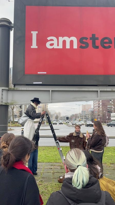 het beklimmen van de ladder tijdens de interventie op de Zuidas, foto: Bert van de Roemer