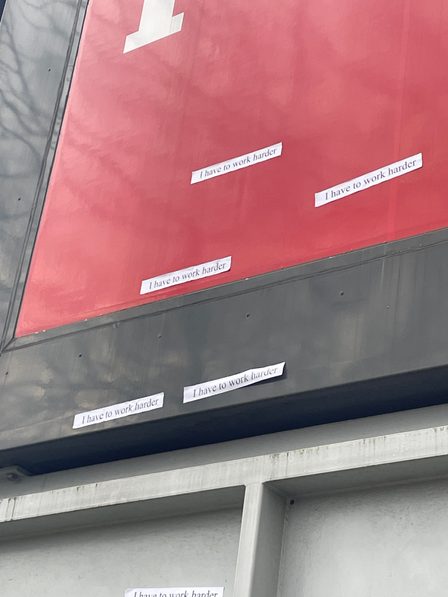 briefjes geplakt op het I Amsterdam-billboard op de Zuidas. Foto: Bert van de Roemer