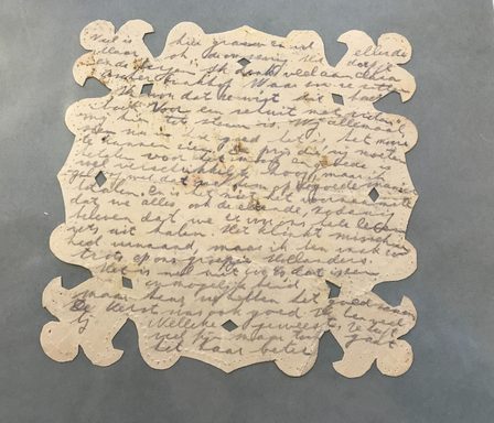 Kunstig geknipt briefje met Kerstwens van Tineke Wibaut Guilonard, 1944. Collectie Atria