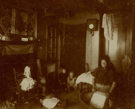 Interior of house on Lindengracht, about 1895, photographer: Eduard Weismüller, collection Stadsarchief Amsterdam