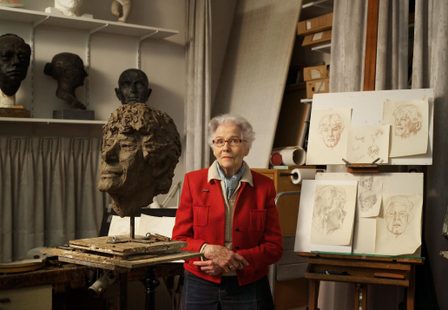Constance Wibaut in haar atelier Harmoniehof 37 in Amsterdam foto Martin Alberts Stadsarchief Amsterdam