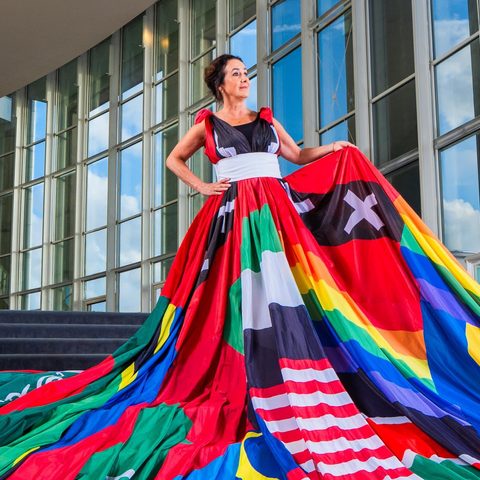 25 26 Rainbow Dress Foundation Mayor Femke Halsema Altin Kaftira Rainbow dress Foundation6516 edit