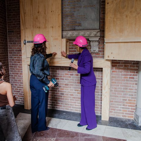 Burgemeester Halsema en directeur Judikje Kiers trappen de bouw af