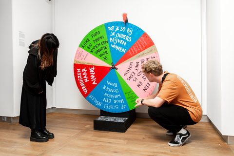 Gekleurd rad op museumzaal