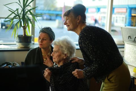 Vrouw houdt oudere vrouw vast