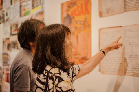 Mensen bekijken tentoonstelling