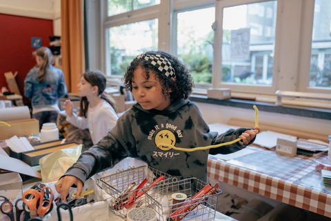 Kind aan het werk tijdens workshop