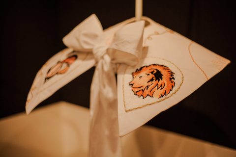 Gedecoreerde kraag met leeuwen emblemen erop afgebeeld