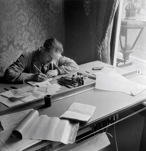 Cas Oorthuys Vervalsen identiteitspapieren in de Zijkamer van Willet Holthuysen 1945 Collectie Nederlands Fotomuseum