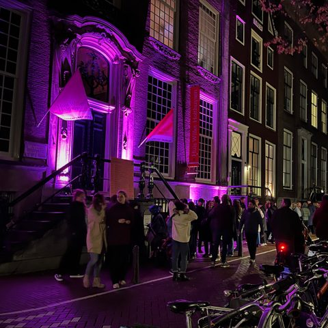 Gevel Willet Holthuysen belicht met roze lampen
