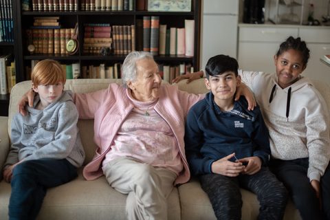 Kinderen ontmoeten Suze Krieg op bank