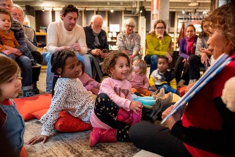 Kinderen volgen Voorleessessie