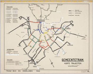 Kaart van Amsterdam met de openbare tram autobus en veerlijnen 1942