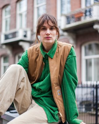 Portret van Lize Korpershoek, zittend op een elektriciteitskast