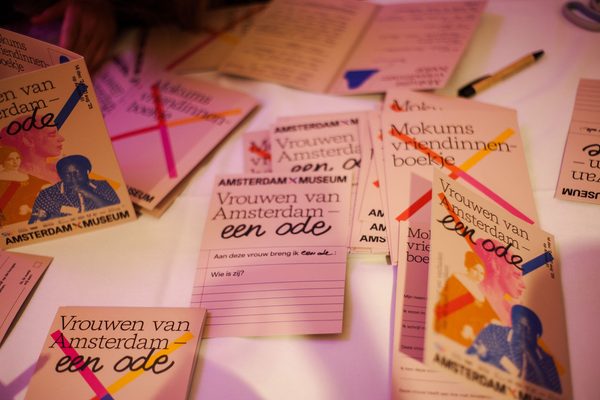 Odes aan Vrouwen van Amsterdam op een tafel