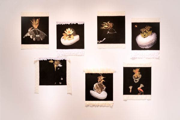 Kunstwerken met kragen en planten erop afgebeeld