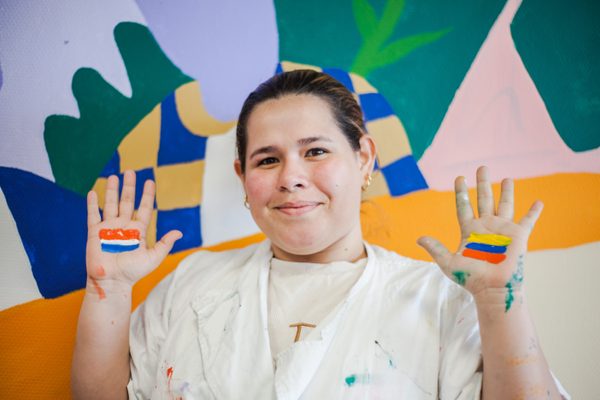 Vrouw met handen omhoog