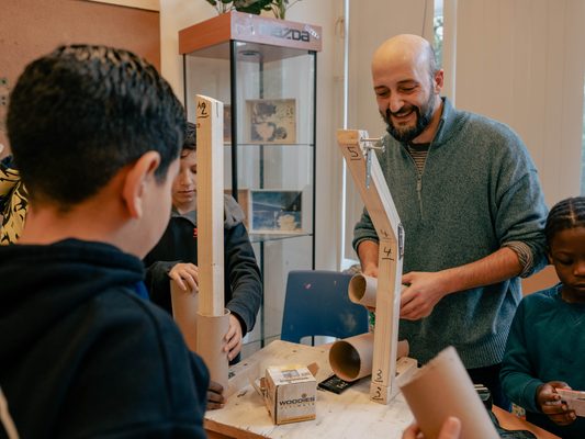 Kinderen maken kunstwerk met kunstenaar.