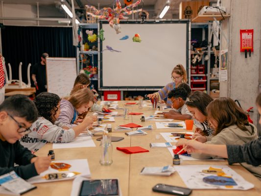 Kinderen aan het werk aan knutseltafel