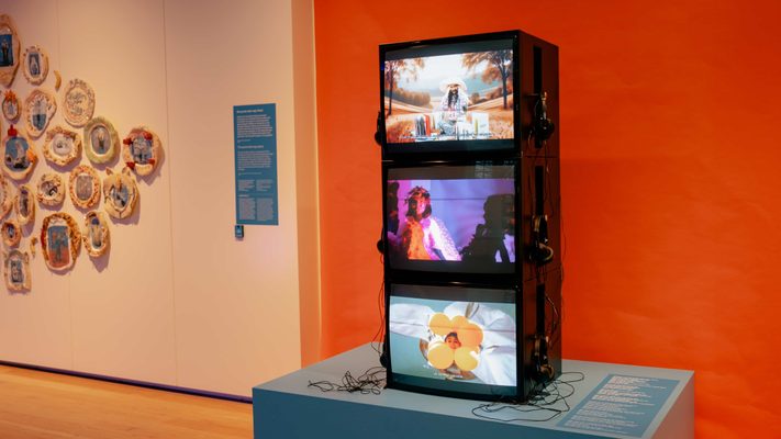 Kunstwerk bestaande uit drie televisie schermen