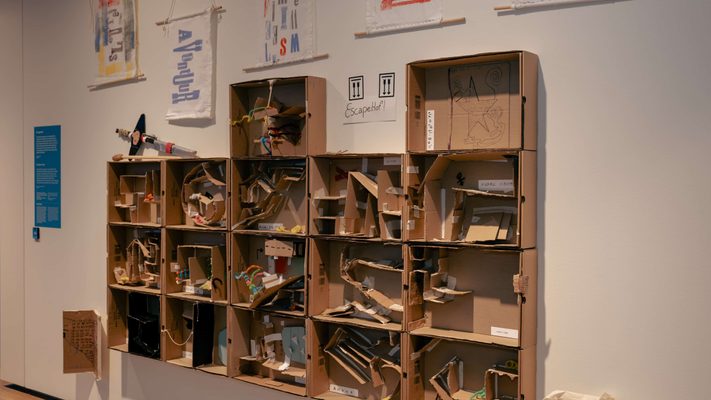 Kunstwerk bestaande uit kartonnen dozen die zijn opgemaakt als doolhof.