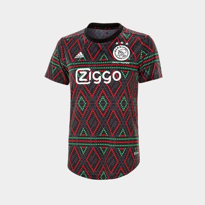 Daily Paper en Adidas Pre matchtenue van Ajax shirt