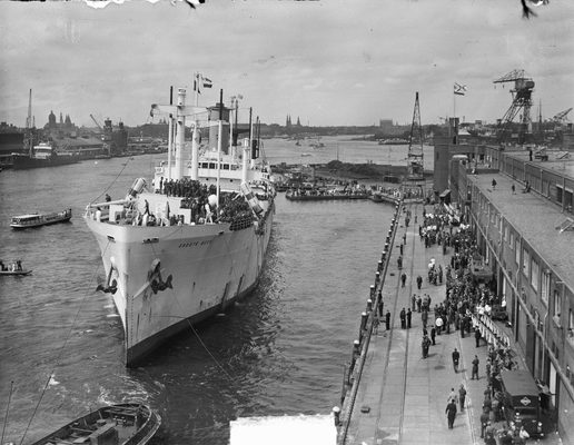 De Groote Beer vaart de haven van Amsterdam binnen Bestanddeelnr 903 4197