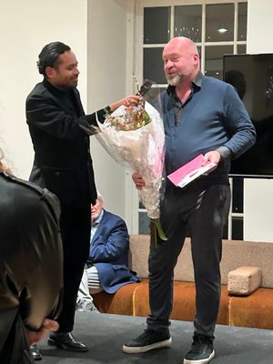 Mark van Boonen ontvangt zijn prijs (snapshot)