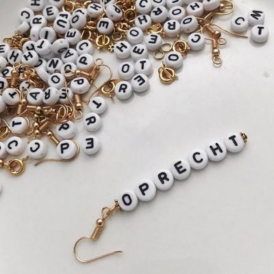 Oorbellen met letters eraan