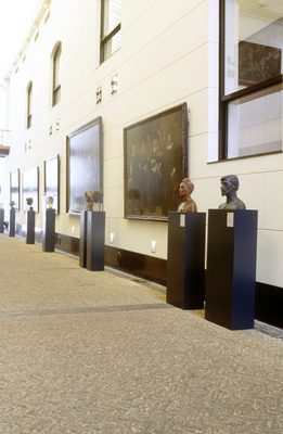 Overzicht tentoonstelling Constance Wibaut gebeeldhouwde portretten Schuttersgalerij 2000 Amsterdam Museum