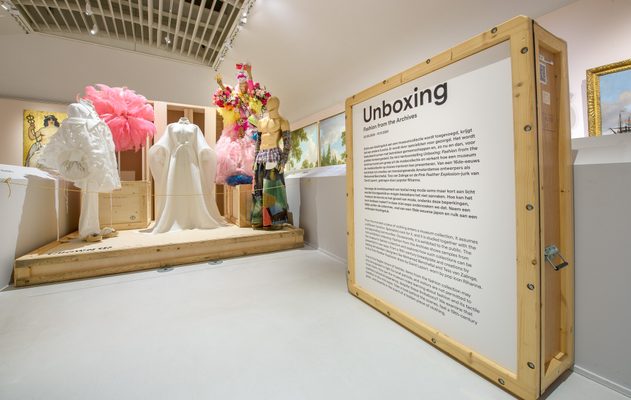 Unboxing: Fashion from the Archives zaalbeeld, 2024, Monique Vermeulen