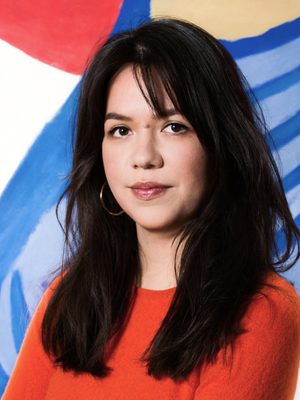 Kunstenaar Lisa Konno voor een muurschildering