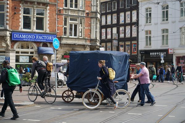 Het Snotneusje wordt naar de Dam gerold