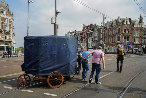 Het Snotneusje wordt naar de Dam gerold, 2022