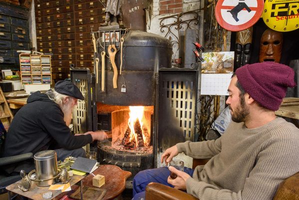 Bert Meister en Daniele Scauso in Atelier met haardvuur, 2023, Monique Vermeulen.