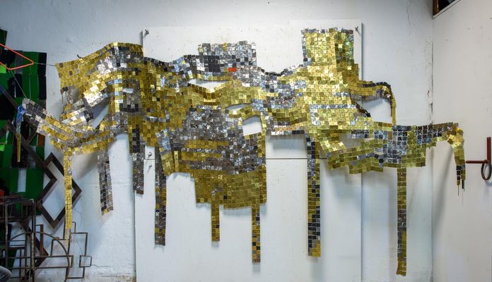 Metaalwerk Meister-Scauso in zilveren en gouden blokjes metaal.