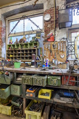 Beeld op Atelier Meister-Scauso, een werkbank met veel gereedschappen tentoongesteld.