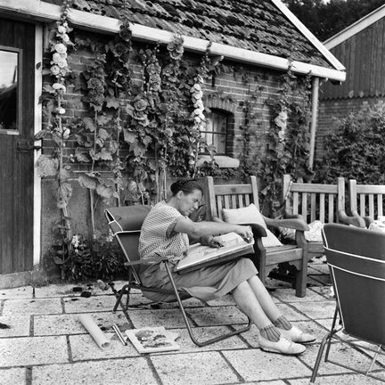 Tuinarchitecte Mien Ruys op de kwekerij bij haar zomerverblijf Wiekend Dedemsvaart 1954 fotograaf onbekend collectie MAI