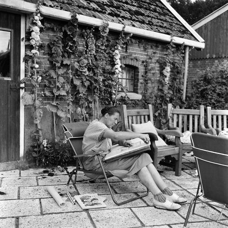 Tuinarchitecte Mien Ruys op de kwekerij bij haar zomerverblijf Wiekend Dedemsvaart 1954 fotograaf onbekend collectie MAI